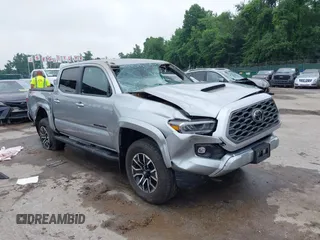 2023 Toyota Tacoma SR z VIN 3TMCZ5AN7PM571938, wystawiony jako IAAI lot #42529584 z przebiegiem 20 877 mil mil oraz . Historia ofert i sprzedaży dostępna na DreamBid. Obrazek 1.
