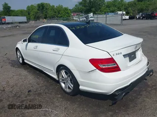 2013 Mercedes-Benz C 300 Sport z VIN WDDGF8AB9DR295926, wystawiony jako IAAI lot #42256993 z przebiegiem 217 669 mil mil oraz . Historia ofert i sprzedaży dostępna na DreamBid. Obrazek 3.