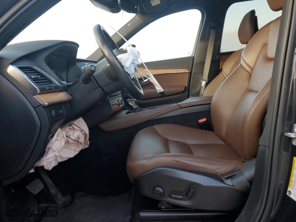 2021 Volvo XC90 Momentum with VIN YV4A22PK4M1742142, listed as a Copart auction lot 81996104 with 32,053 mi miles and Salvage Title. Bid and sale history available at carsss.com. Image 7.