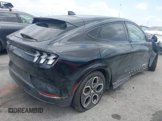 2023 Ford Mustang Mach-E GT z VIN 3FMTK4SE1PMA44650, wystawiony jako IAAI lot #42127300 z przebiegiem 7121 mil mil oraz . Historia ofert i sprzedaży dostępna na DreamBid. Obrazek 4.