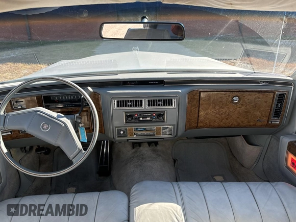 1979 Cadillac Fleetwood z VIN 6B69S99265014, wystawiony jako Copart lot #77011414 z przebiegiem 80 673 mil mil oraz Czysty tytuł • Clean title. Historia ofert i sprzedaży dostępna na DreamBid. Obrazek 9.