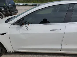 2020 Tesla Model 3 Long Range z VIN 5YJ3E1EB9LF801059, wystawiony jako Copart lot #58312495 z przebiegiem Nie podano mil oraz Szkoda całkowita • Salvage title. Historia ofert i sprzedaży dostępna na DreamBid. Obrazek 7.