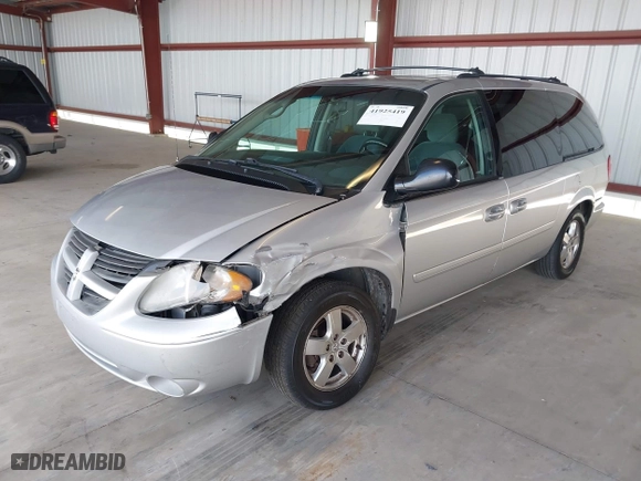 2005 Dodge Caravan SXT with VIN 2D4GP44L85R477720, listed as a IAAI auction lot 41925419 with 202,972 mi miles. Bid and sale history available at carsss.com. Image 2.