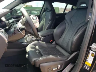 2022 BMW X4 M z VIN 5YM23EC01N9M75627, wystawiony jako Copart lot #52940744 z przebiegiem Nie podano mil oraz . Historia ofert i sprzedaży dostępna na DreamBid. Obrazek 7.