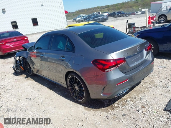 2021 Mercedes-Benz A 220 z VIN W1K3G4FB9MJ305107, wystawiony jako IAAI lot #42017175 z przebiegiem 40 256 mil mil oraz . Historia ofert i sprzedaży dostępna na DreamBid. Obrazek 3.
