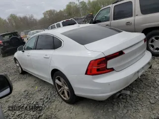 2018 Volvo S90 Momentum z VIN LVY982MK2JP016810, wystawiony jako Copart lot #49977074 z przebiegiem 67 685 mil mil oraz Szkody całkowita. Historia ofert i sprzedaży dostępna na DreamBid. Obrazek 2.