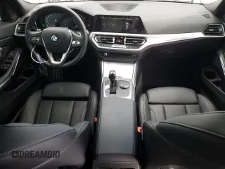 2022 BMW 3 Series 330i with VIN 3MW5R1J08N8C23042, listed as a Copart auction lot 56992485 with 43,693 mi miles and Salvage title. Bid and sale history available at DreamBid. Image 8.