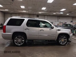 2014 Cadillac Escalade Platinum z VIN 1GYS4DEF4ER220739, wystawiony jako IAAI lot #41887685 z przebiegiem 150 067 mil mil oraz . Historia ofert i sprzedaży dostępna na DreamBid. Obrazek 13.