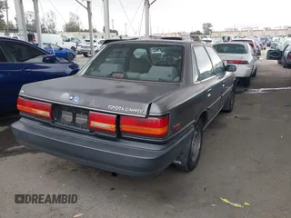 1990 Toyota Camry DLX z VIN 4T1SV21E7LU248206, wystawiony jako IAAI lot #41793635 z przebiegiem 83 550 mil mil oraz . Historia ofert i sprzedaży dostępna na DreamBid. Obrazek 4.