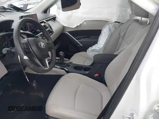 2024 Toyota Corolla Cross LE z VIN 7MUBAABG2RV103930, wystawiony jako IAAI lot #42051280 z przebiegiem 27 541 mil mil oraz . Historia ofert i sprzedaży dostępna na DreamBid. Obrazek 5.
