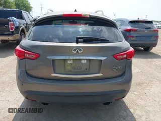 2015 Infiniti QX70 z VIN JN8CS1MU7FM380583, wystawiony jako IAAI lot #41937766 z przebiegiem 144 618 mil mil oraz . Historia ofert i sprzedaży dostępna na DreamBid. Obrazek 16.