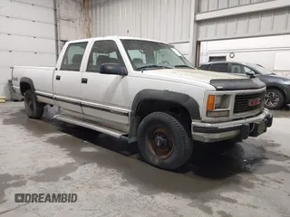 1997 GMC Sierra 3500 z VIN 1GTHK33F4VF004765, wystawiony jako IAAI lot #42053137 z przebiegiem 129 249 mil mil oraz . Historia ofert i sprzedaży dostępna na DreamBid. Obrazek 1.