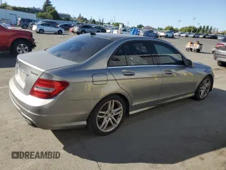 2013 Mercedes-Benz C 300 Sport z VIN WDDGF8AB6DA816602, wystawiony jako Copart lot #59188125 z przebiegiem 158 834 mil mil oraz Czysty tytuł • Clean title. Historia ofert i sprzedaży dostępna na DreamBid. Obrazek 3.