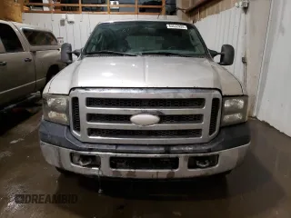 2005 Ford Excursion Special Serv z VIN 1FMSU41P25EC24926, wystawiony jako Copart lot #83532424 z przebiegiem 176 253 mil mil oraz Czysty tytuł • Clean title. Historia ofert i sprzedaży dostępna na DreamBid. Obrazek 5.