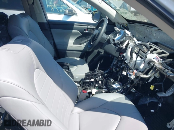 2024 Toyota Highlander LE z VIN 5TDKDRBH6RS544226, wystawiony jako IAAI lot #42083278 z przebiegiem 6 066 mil mil oraz . Historia ofert i sprzedaży dostępna na DreamBid. Obrazek 5.