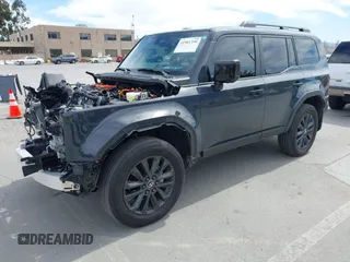 2024 Toyota Land Cruiser z VIN JTEABFAJ0R5007650, wystawiony jako IAAI lot #41981390 z przebiegiem 5 629 mil mil oraz . Historia ofert i sprzedaży dostępna na DreamBid. Obrazek 2.