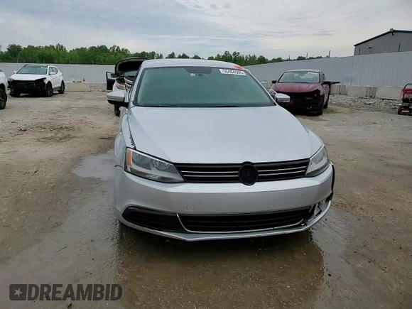 2013 Volkswagen Jetta SE z VIN 3VWDX7AJ3DM450464, wystawiony jako Copart lot #55464505 z przebiegiem 201 001 mil mil oraz Nie do naprawy • Non repairable. Historia ofert i sprzedaży dostępna na DreamBid. Obrazek 14.