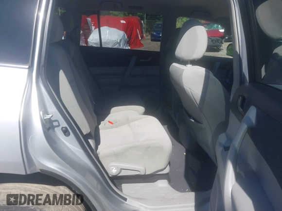 2011 Toyota Highlander z VIN 5TDBK3EHXBS050777, wystawiony jako IAAI lot #42305251 z przebiegiem Nie podano mil oraz . Historia ofert i sprzedaży dostępna na DreamBid. Obrazek 8.