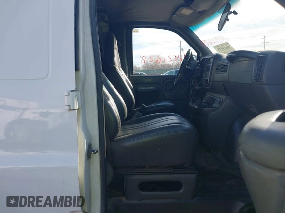 2002 Chevrolet City Express Cargo z VIN 1GCEG15W621214878, wystawiony jako IAAI lot #41421628 z przebiegiem 317 487 mil mil oraz . Historia ofert i sprzedaży dostępna na DreamBid. Obrazek 5.