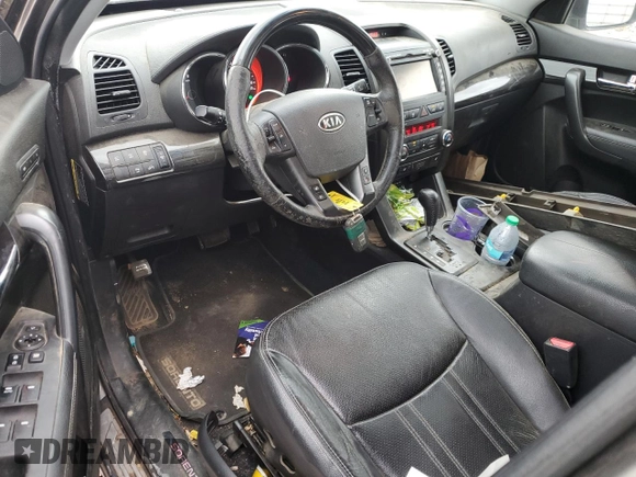 2013 Kia Sorento SX z VIN 5XYKW4A26DG351610, wystawiony jako Copart lot #56196225 z przebiegiem 155 382 mil mil oraz Szkoda całkowita • Salvage title. Historia ofert i sprzedaży dostępna na DreamBid. Obrazek 8.