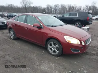 2013 Volvo S60 T5 Premier z VIN YV1612FS8D2210703, wystawiony jako IAAI lot #41557543 z przebiegiem 158 124 mil mil oraz . Historia ofert i sprzedaży dostępna na DreamBid. Obrazek 1.