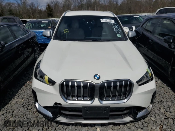 2024 BMW X1 xDrive28i z VIN WBX73EF05R5Y30843, wystawiony jako Copart lot #51692185 z przebiegiem 8 573 mil mil oraz Szkoda całkowita • Salvage title. Historia ofert i sprzedaży dostępna na DreamBid. Obrazek 5.