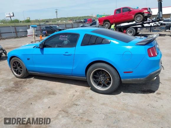 2010 Ford Mustang GT z VIN 1ZVBP8CH0A5113940, wystawiony jako IAAI lot #42068181 z przebiegiem 131 760 mil mil oraz . Historia ofert i sprzedaży dostępna na DreamBid. Obrazek 14.