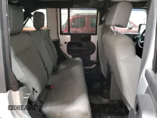 2008 Jeep Wrangler Unlimited Sahara z VIN 1J4GA59168L551767, wystawiony jako Copart lot #49809985 z przebiegiem 151 176 mil mil oraz Nie do naprawy • Non repairable. Historia ofert i sprzedaży dostępna na DreamBid. Obrazek 11.