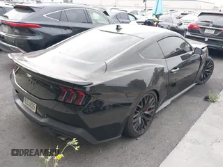 2024 Ford Mustang GT z VIN 1FA6P8CF5R5420461, wystawiony jako IAAI lot #42515797 z przebiegiem 28 636 mil mil oraz . Historia ofert i sprzedaży dostępna na DreamBid. Obrazek 4.