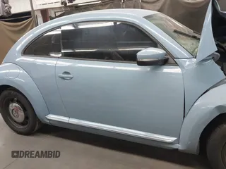 2014 Volkswagen Beetle 1.8T z VIN 3VWJ17AT8EM662235, wystawiony jako IAAI lot #42371906 z przebiegiem 118 173 mil mil oraz . Historia ofert i sprzedaży dostępna na DreamBid. Obrazek 13.