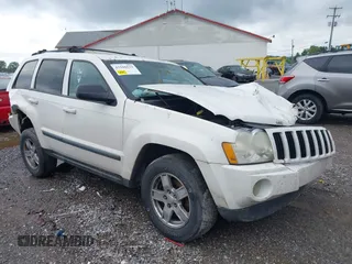 2007 Jeep Grand Cherokee Laredo z VIN 1J8GR48K17C644917, wystawiony jako IAAI lot #42186533 z przebiegiem 153 833 mil mil oraz . Historia ofert i sprzedaży dostępna na DreamBid. Obrazek 1.