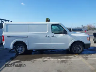 2018 Nissan NV Cargo S z VIN 1N6BF0KM4JN814628, wystawiony jako IAAI lot #42282183 z przebiegiem 128 289 mil mil oraz . Historia ofert i sprzedaży dostępna na DreamBid. Obrazek 14.