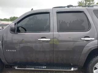 2010 Chevrolet Tahoe LT z VIN 1GNUKBE03AR221483, wystawiony jako IAAI lot #42157016 z przebiegiem 233 193 mil mil oraz . Historia ofert i sprzedaży dostępna na DreamBid. Obrazek 14.