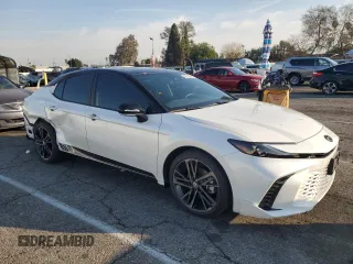 2025 Toyota Camry LE z VIN 4T1DAACK9SU033846, wystawiony jako Copart lot #42818045 z przebiegiem 13 042 mil mil oraz Szkoda całkowita • Salvage title. Historia ofert i sprzedaży dostępna na DreamBid. Obrazek 4.