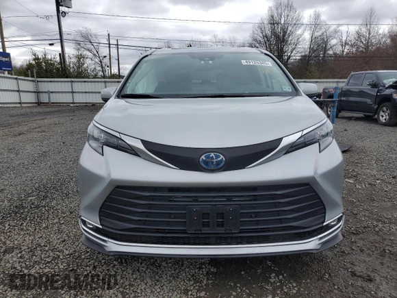 2024 Toyota Sienna XLE z VIN 5TDJSKFC3RS148195, wystawiony jako Copart lot #49125385 z przebiegiem Nie podano mil oraz Szkoda całkowita • Salvage title. Historia ofert i sprzedaży dostępna na DreamBid. Obrazek 5.