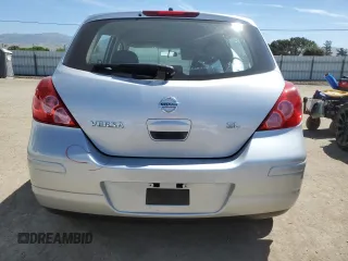 2008 Nissan Versa S z VIN 3N1BC13E38L410791, wystawiony jako Copart lot #56428195 z przebiegiem 79 999 mil mil oraz Szkoda całkowita • Salvage title. Historia ofert i sprzedaży dostępna na DreamBid. Obrazek 6.