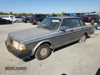 1993 Volvo 240 z VIN YV1AS8808P1489831, wystawiony jako Copart lot #72439554 z przebiegiem 147 232 mil mil oraz Tytuł czysty. Historia ofert i sprzedaży dostępna na DreamBid. Obrazek 1.