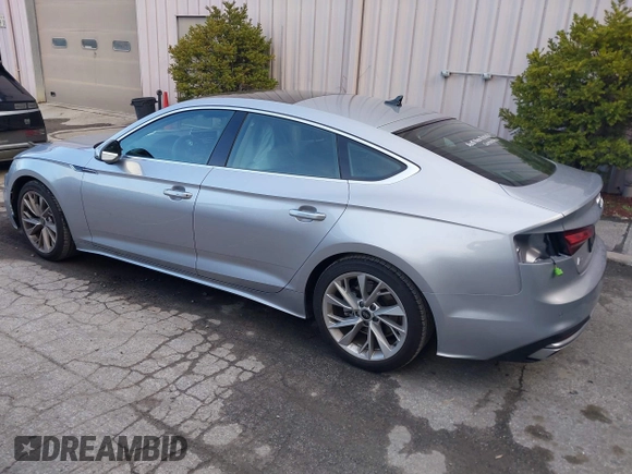 2024 Audi A5 Sportback Premium z VIN WAUABCF57RA023069, wystawiony jako IAAI lot #39079825 z przebiegiem 2 810 mil mil oraz . Historia ofert i sprzedaży dostępna na DreamBid. Obrazek 3.