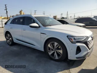 2024 Audi Q8 e-tron Premium Plus z VIN WA15AAGE6RB025796, wystawiony jako Copart lot #54271535 z przebiegiem 29 045 mil mil oraz Szkoda całkowita • Salvage title. Historia ofert i sprzedaży dostępna na DreamBid. Obrazek 4.