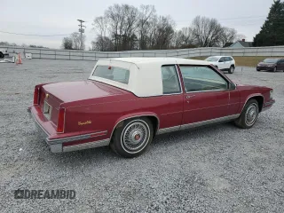 1987 Cadillac DeVille z VIN 1G6CD1181H4318101, wystawiony jako Copart lot #75354324 z przebiegiem Nie podano mil oraz Szkoda całkowita • Salvage title. Historia ofert i sprzedaży dostępna na DreamBid. Obrazek 3.
