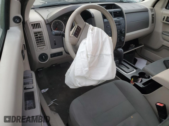 2012 Ford Escape XLS z VIN 1FMCU0C7XCKC17232, wystawiony jako Copart lot #85686464 z przebiegiem 123 632 mil mil oraz Szkoda całkowita • Salvage title. Historia ofert i sprzedaży dostępna na DreamBid. Obrazek 8.