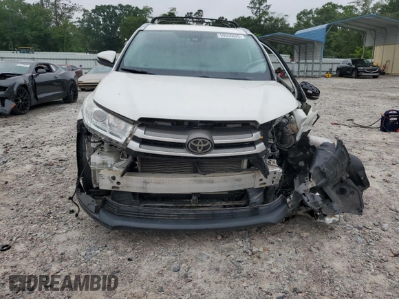 2018 Toyota Highlander SE z VIN 5TDKZRFH1JS543131, wystawiony jako Copart lot #59556625 z przebiegiem Nie podano mil oraz Szkoda całkowita • Salvage title. Historia ofert i sprzedaży dostępna na DreamBid. Obrazek 5.