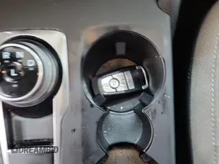 2022 Ford Escape SE z VIN 1FMCU9G66NUB33504, wystawiony jako IAAI lot #42748133 z przebiegiem 74 338 mil mil oraz . Historia ofert i sprzedaży dostępna na DreamBid. Obrazek 6.