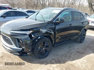 2024 Buick Encore GX Sport Touring z VIN KL4AMESL6RB185891, wystawiony jako IAAI lot #41574852 z przebiegiem 6 mil mil oraz . Historia ofert i sprzedaży dostępna na DreamBid. Obrazek 16.