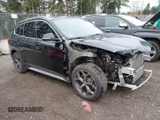 2018 BMW X1 xDrive28i z VIN WBXHT3C39J3H30531, wystawiony jako IAAI lot #41890734 z przebiegiem 59 147 mil mil oraz . Historia ofert i sprzedaży dostępna na DreamBid. Obrazek 1.