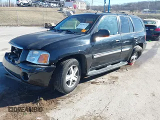 2004 GMC Envoy SLE z VIN 1GKDT13SX42416096, wystawiony jako IAAI lot #41695510 z przebiegiem 240 658 mil mil oraz . Historia ofert i sprzedaży dostępna na DreamBid. Obrazek 2.
