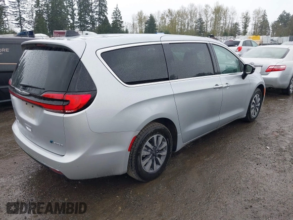 2024 Chrysler Pacifica Hybrid Select z VIN 2C4RC1S71RR141743, wystawiony jako IAAI lot #42019686 z przebiegiem 17 638 mil mil oraz . Historia ofert i sprzedaży dostępna na DreamBid. Obrazek 4.