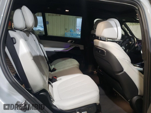 2023 BMW X7 xDrive40i z VIN 5UX23EM00P9P28204, wystawiony jako Copart lot #50878745 z przebiegiem 25 142 mil mil oraz Szkoda całkowita • Salvage title. Historia ofert i sprzedaży dostępna na DreamBid. Obrazek 11.