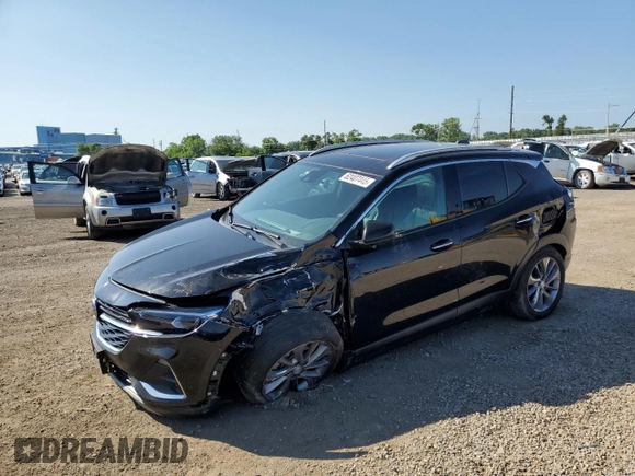 2021 Buick Encore GX Essence z VIN KL4MMGSL0MB153181, wystawiony jako Copart lot #62407445 z przebiegiem 50 864 mil mil oraz Szkoda całkowita • Salvage title. Historia ofert i sprzedaży dostępna na DreamBid. Obrazek 1.