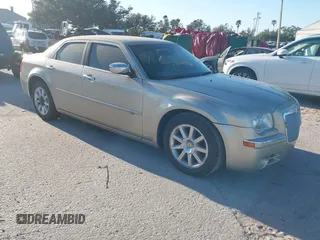 2008 Chrysler 300 C Hemi z VIN 2C3KA63H38H158001, wystawiony jako IAAI lot #41097749 z przebiegiem Nie podano mil oraz . Historia ofert i sprzedaży dostępna na DreamBid. Obrazek 1.